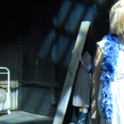 mitera_tou_skilou_parastasi_837